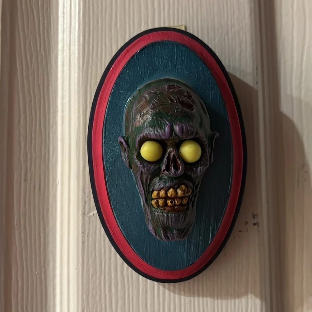 Zombie Head Wall Decor, eyes that glow in the dark